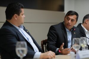 Imagem da notícia - Wilson Lima entrega ao presidente do Senado, Davi Alcolumbre, documento em defesa da ZFM