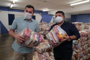 Imagem da notícia - Wilson Lima acompanha preparação de 10 mil cestas básicas que atenderão população vulnerável