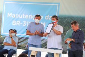 Imagem da notícia - Ao lado de Wilson Lima, ministro da Infraestrutura assina ordem de serviço de obras na BR-319
