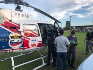 Imagem da notícia - Helicóptero da SSP leva cilindros de oxigênio para Itacoatiara
