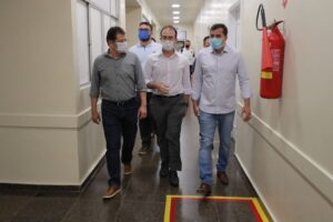 Imagem da notícia - Com recorde de internações por Covid-19 em Manaus, rede pública responde melhor