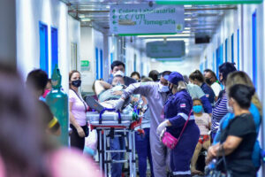 Imagem da notícia - Governo do Amazonas transfere 11 pacientes em tratamento de Covid-19 para Florianópolis (SC)