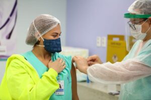 Imagem da notícia - Comissão Intergestores Bipartite define retomada da imunização dos profissionais de saúde a partir desta terça-feira (02/02)