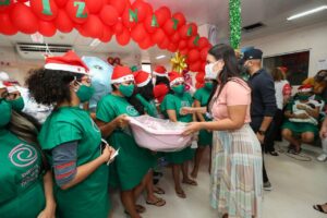 Imagem da notícia - Primeira-dama do Amazonas realiza entrega de Kit Enxoval da Campanha “Natal Solidário”