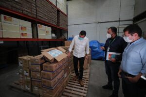 Imagem da notícia - Wilson Lima inspeciona lotes de seringas para vacinação contra Covid-19 no estado