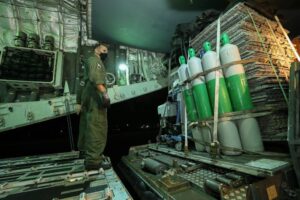 Imagem da notícia - Governo do Amazonas concentra esforços para garantir transporte de oxigênio para o estado