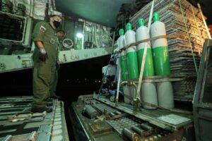 Imagem da notícia - Transporte de oxigênio para Manaus exige logística complexa e protocolos de segurança