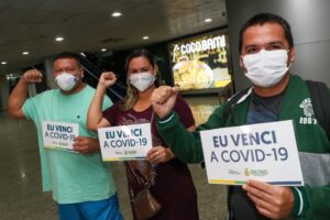Imagem da notícia - Recuperados da Covid-19 são recebidos com aplausos no Aeroporto Eduardo Gomes