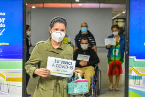 Imagem da notícia - Recuperados da Covid-19: nove pacientes, tratados em Belém, Vitória, Uberaba e Recife, retornam a Manaus