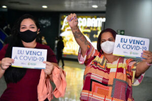 Imagem da notícia - Emoção marca chegada de mais seis pacientes recuperados da Covid-19