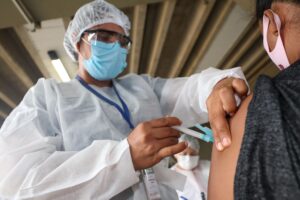 Imagem da notícia - Balanço da FVS informa aplicação 1.041.111 doses de vacina contra Covid-19 no Amazonas até este domingo (16/05)