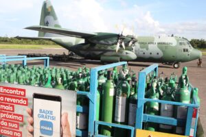 Imagem da notícia - Governo do Amazonas entrega à FAB 200 cilindros de oxigênio a serem doados ao Paraná
