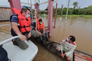 Imagem da notícia - Em Eirunepé, Wilson Lima anuncia retomada do ‘Merenda em Casa’ e entrega vacinas contra Covid-19 e Auxílio Estadual