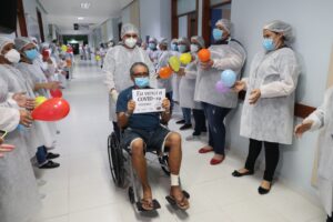 Imagem da notícia - Mais seis pacientes recuperados da Covid-19 recebem alta no Hospital Nilton Lins