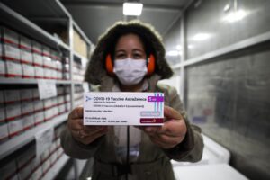 Imagem da notícia - Governo do Amazonas recebe 40 mil doses de AstraZeneca para vacinação de trabalhadores da educação