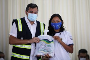 Imagem da notícia - Wilson Lima entrega kits escolares para alunos e professores da rede estadual de ensino