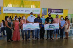 Imagem da notícia - Wilson Lima entrega Auxílio Enchente e seis toneladas de alimentos a famílias atingidas pela cheia em Novo Airão