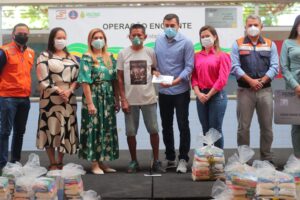 Imagem da notícia - Wilson Lima entrega cartões do Auxílio Estadual Enchente e cestas básicas em Manaus