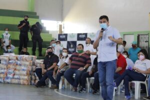 Imagem da notícia - Governo do Amazonas e Governo Federal entregam cestas básicas para pescadores em Novo Airão