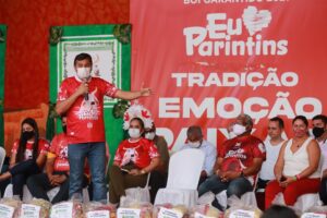 Imagem da notícia - Governador Wilson Lima entrega cestas básicas a artistas dos bois Caprichoso e Garantido