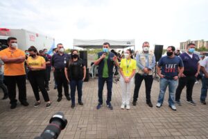 Imagem da notícia - Wilson Lima comemora com servidores a vacinação de cerca de 140 mil pessoas contra a Covid-19 em Manaus, em dois dias