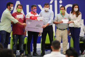 Imagem da notícia - Wilson Lima inicia entrega do Auxílio Estadual para mais de mil profissionais do Esporte, Turismo e Cultura