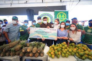 Imagem da notícia - Wilson Lima entrega mais de R$ 1 milhão em recursos para associações do setor primário de Manacapuru