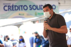Imagem da notícia - Governador Wilson Lima entrega cartões do Auxílio Estadual para artistas de Manacapuru