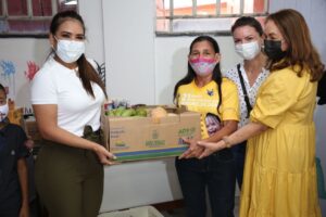 Imagem da notícia - Primeira-dama Taiana Lima entrega fomento para associações do setor social de Parintins