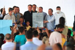 Imagem da notícia - Wilson Lima recebe presidente Bolsonaro e acompanha entrega de 500 apartamentos populares, em Manaus
