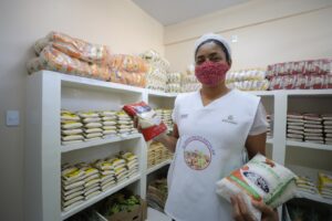 Imagem da notícia - Governo do Estado abastece escolas estaduais com merenda para retorno das aulas 100% presenciais, na segunda-feira