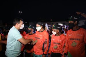 Imagem da notícia - Em Parintins, Wilson Lima entrega uniformes a 225 tricicleiros em apoio à  melhoria dos serviços turísticos