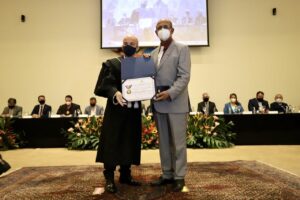Imagem da notícia - Familiares da ‘Dra. Rose’ recebem homenagem póstuma para a ex-diretora-presidente da FVS em solenidade do TCE