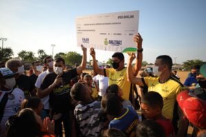 Imagem da notícia - Wilson Lima anuncia revitalização de campo comunitário e investimentos no esporte de base em Parintins