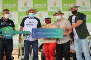 Imagem da notícia - Wilson Lima entrega crédito a produtores de Manacapuru e destaca melhorias em ramais do município