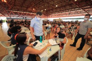 Imagem da notícia - Governador Wilson Lima inicia entrega de cartões do Auxílio Estadual Permanente no interior