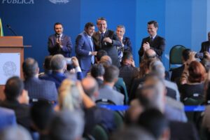 Imagem da notícia - Wilson Lima recebe viaturas de Bolsonaro para reforçar o combate à criminalidade na região de fronteira