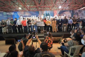 Imagem da notícia - Wilson Lima entrega primeiros cartões do Auxílio Estadual permanente a famílias que moram em Manaus