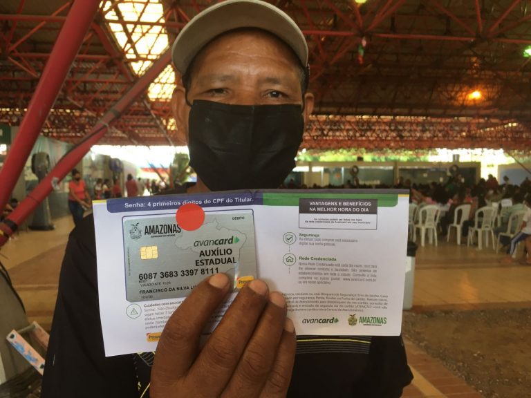 Beneficiários do Auxílio Estadual agradecem cartões recebidos nos postos de atendimento de Manaus