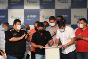 Imagem da notícia - Wilson Lima e David Almeida firmam convênios de R$ 30 milhões para reforma de 29 feiras e contenção de erosões