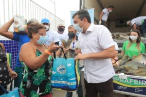 Imagem da notícia - Wilson Lima encerra ‘Peixe no Prato’ de Natal com entrega de 10 toneladas de pescado