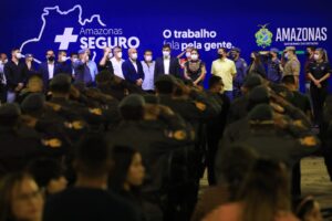 Imagem da notícia - Wilson Lima promove 1,9 mil policiais e bombeiros e entrega veículos e equipamentos para a segurança pública