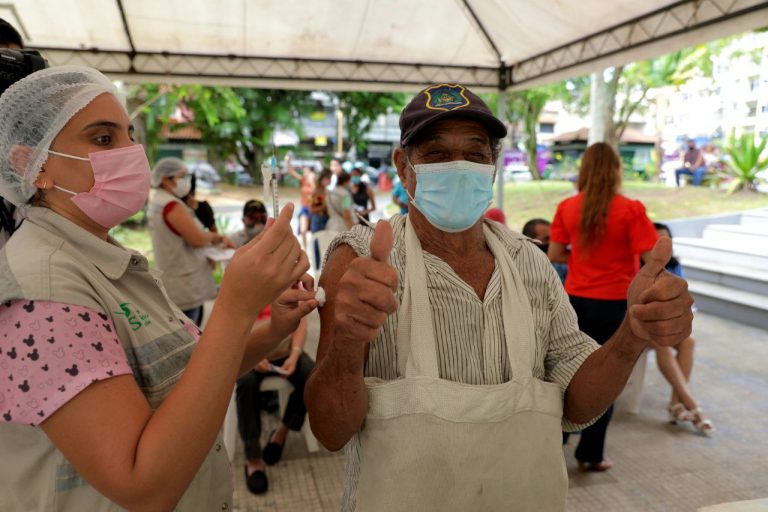 Carreta Vacina Amazonas alcança mais de 9,5 mil doses aplicadas na Praça Heliodoro Balbi