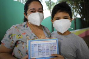 Imagem da notícia - Mães se emocionam ao vacinar filhos de 5 a 11 anos contra a Covid-19 no Amazonas