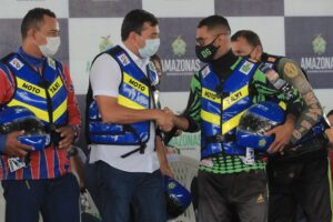 Imagem da notícia - Governador Wilson Lima entrega 284 kits de capacete e colete em Manacapuru