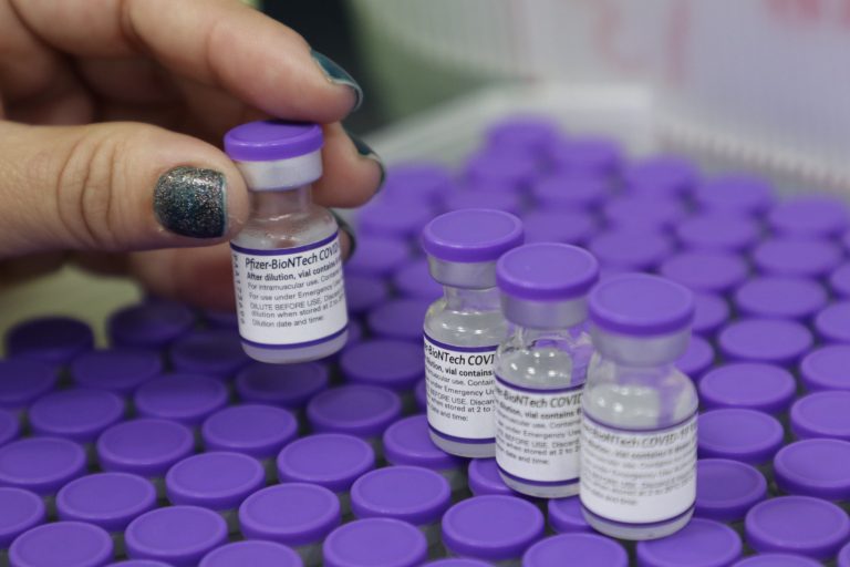 Governo do Amazonas recebe 75 mil doses de vacinas contra Covid-19