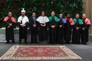 Imagem da notícia - Governo do Amazonas empossa novo reitor e vice-reitora da UEA