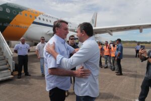 Imagem da notícia - Wilson Lima recebe presidente Bolsonaro, que chega a Manaus para participar da Marcha Para Jesus