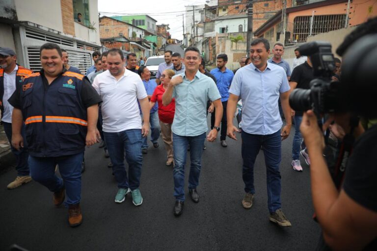 Wilson Lima e David Almeida vistoriam trabalho que vai recuperar 70 ruas do bairro Redenção