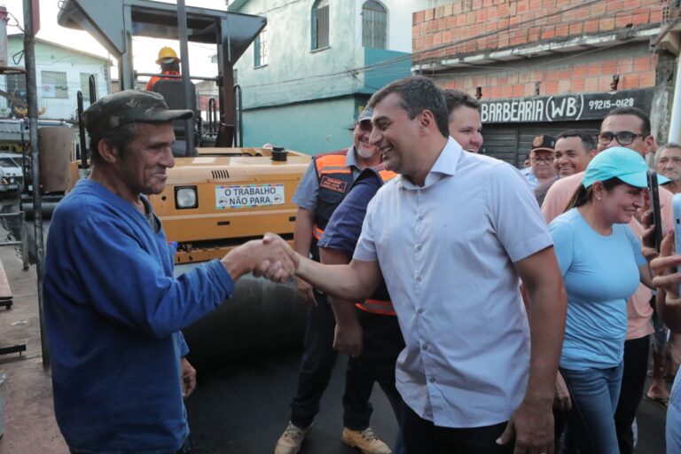 Governador Wilson Lima vistoria asfaltamento de ruas no bairro Compensa